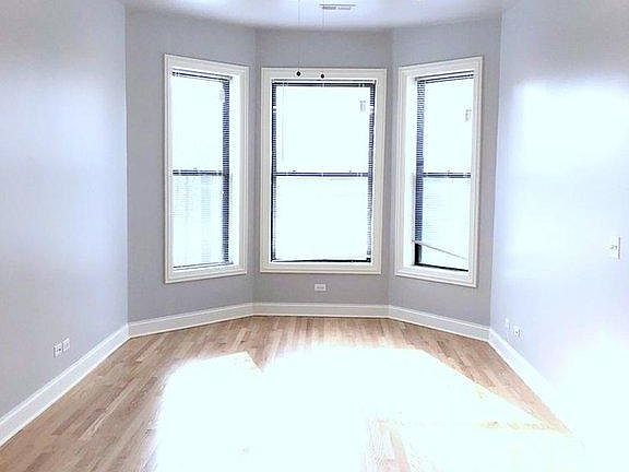 4th image of 900 W Montrose Ave #G