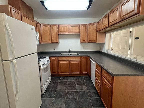 4th image of 22857 Sanford St