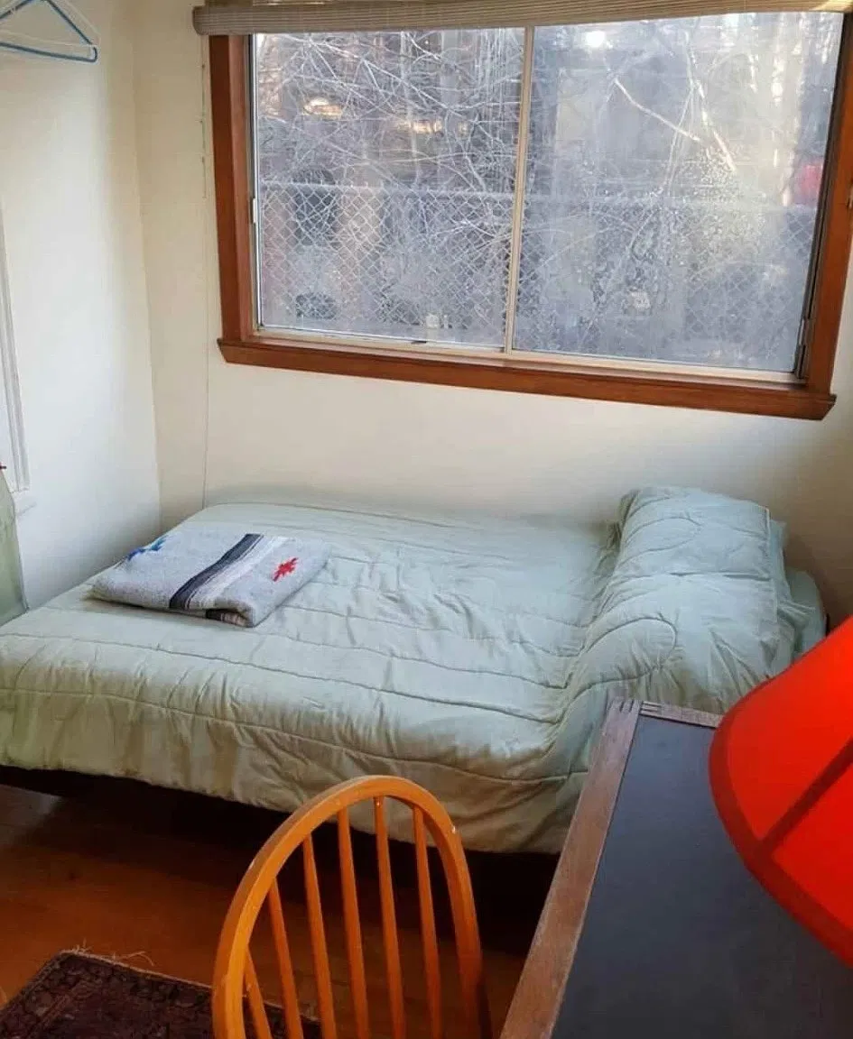 5 bed, 2000 sqft, $975 — Photo 2