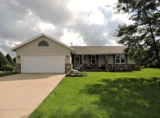 1706 Thomas Dr, East Troy, WI 53120
