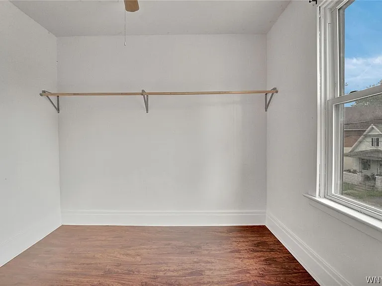 214 Ludington St — Photo 8