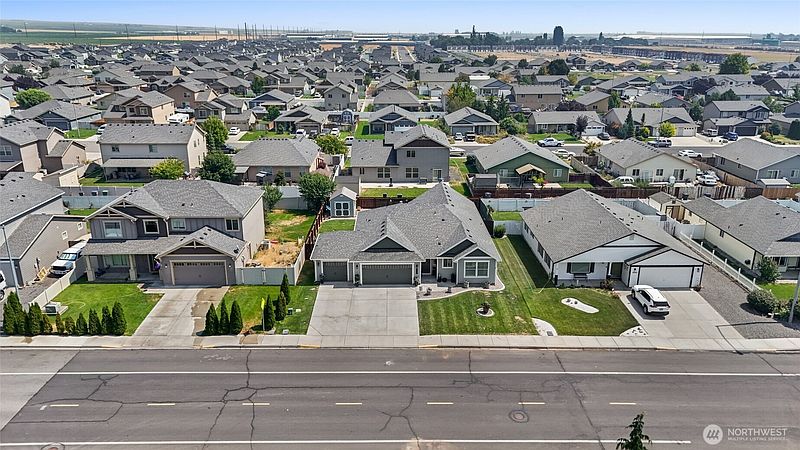 4th image of 906 3rd Avenue NE