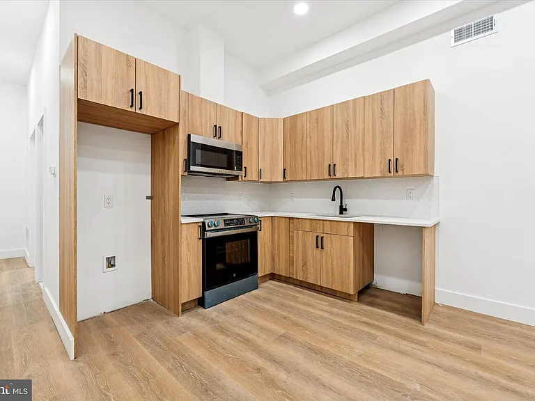 2424 W Thompson St #3 — Photo 4