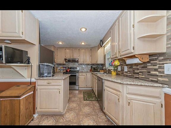 3rd image of 912 Leslie Ct