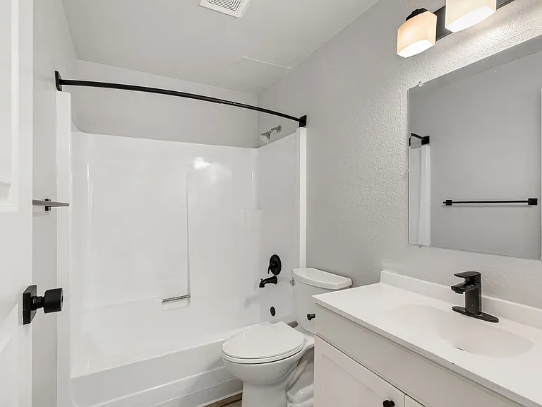 2550 N Vassault St — Photo 46