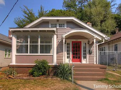 847 Ardmore St SE photo 1