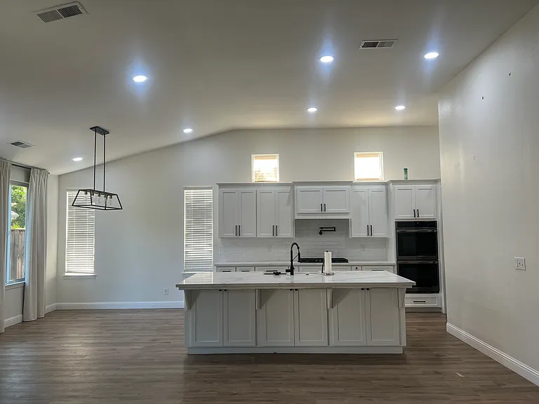 2838 Scott Ave — Photo 2