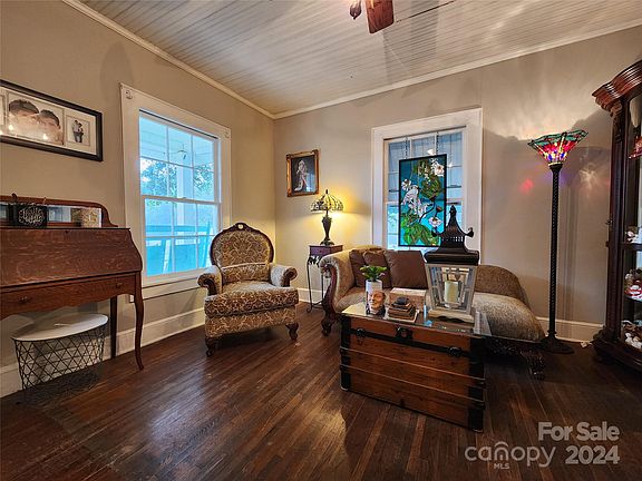 3rd image of 200 Sloan St