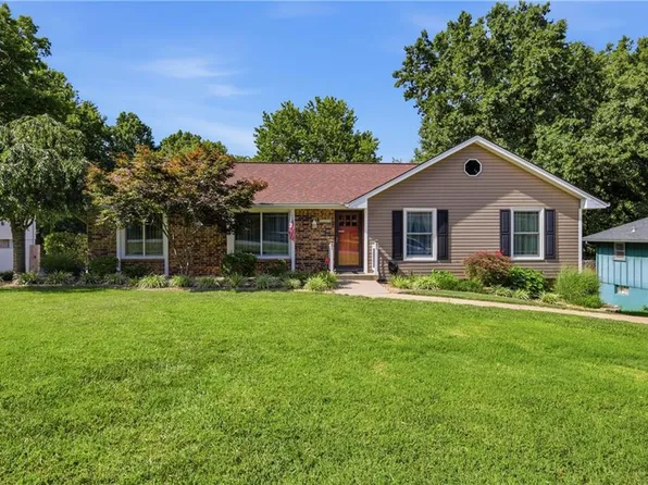 2412 SW Paris Dr, Blue Springs, MO 64015