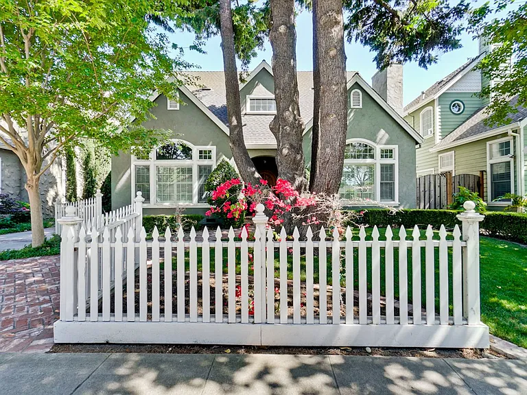 1150 Meredith Ave — Photo 3