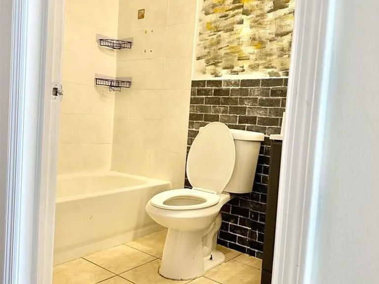 119 Armstrong Ave — Photo 8