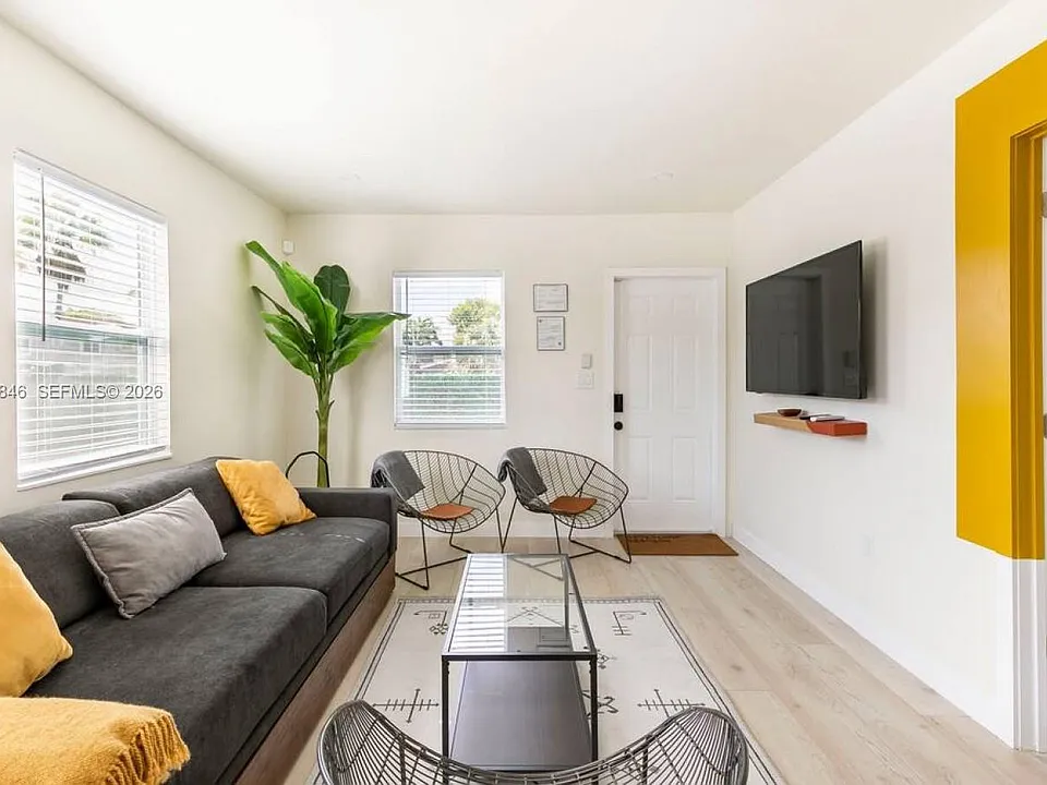 1332 NE 5th Ave