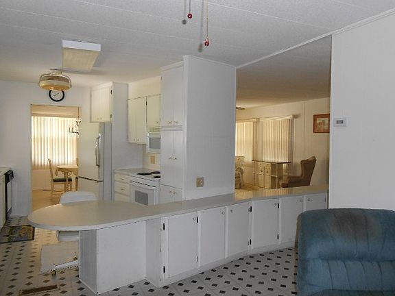 5th image of 136 S Lake Dr