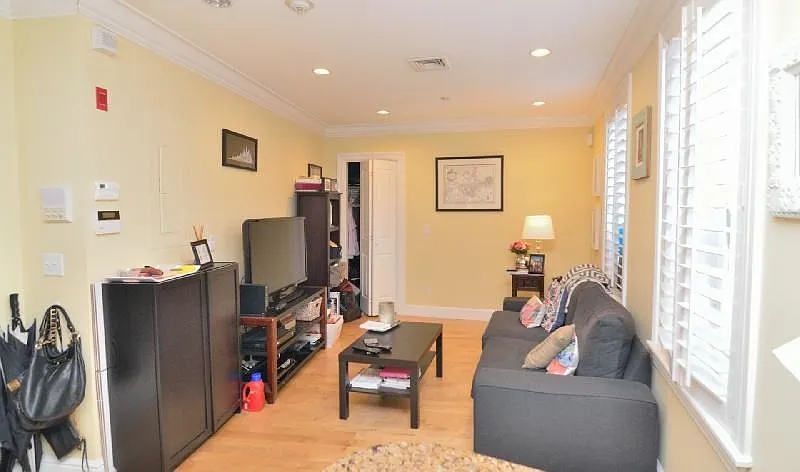 1 bed, 1.0 bath, 555 sqft, $2,850 — Photo 2