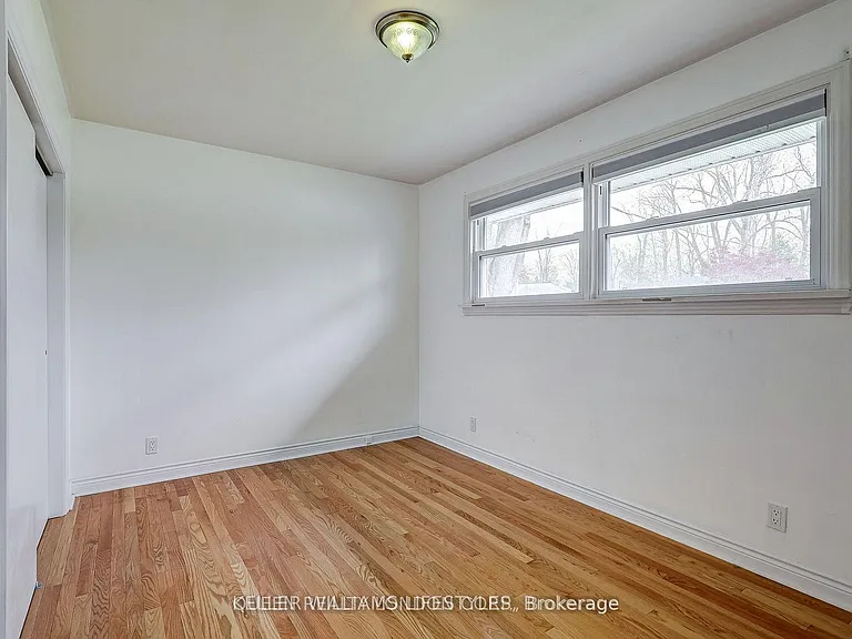 35 Thorncrest Cres — Photo 8