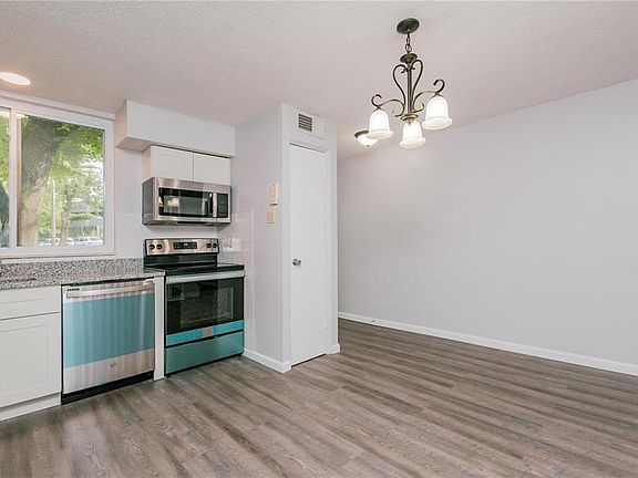4th image of 17 Tower Hill Ct