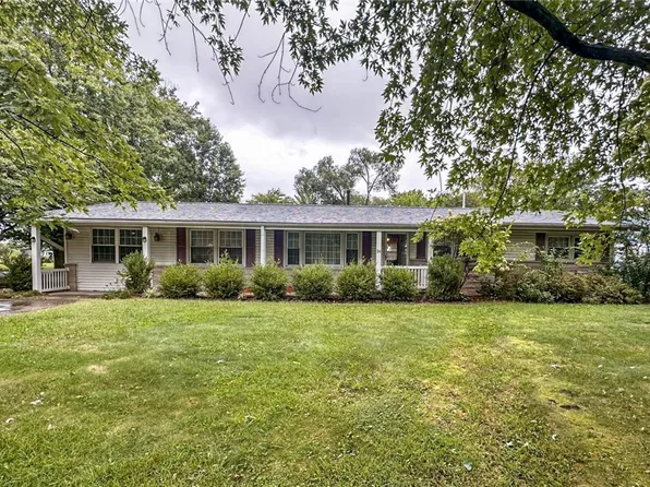 26 N Virginia Dr, Lovington, IL 61937