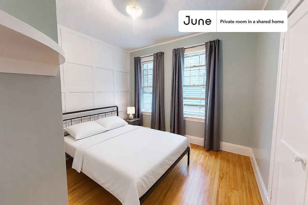 Queen bedroom in 4 bed/1 bath home in Dorchester Center #568 C — Photo 1