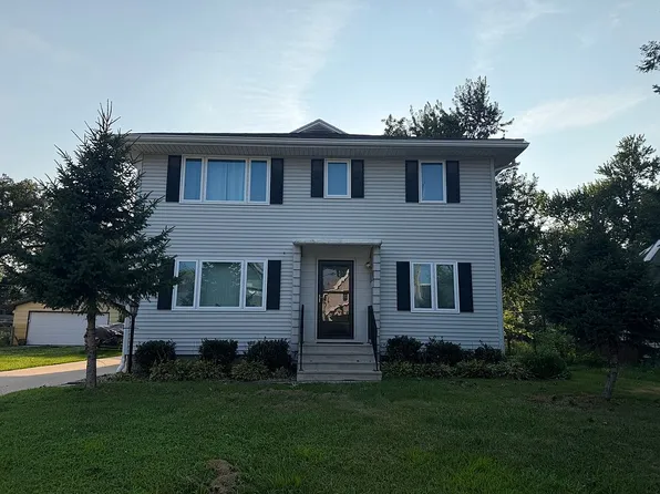 839 Oakland Rd NE, Cedar Rapids, IA 52402