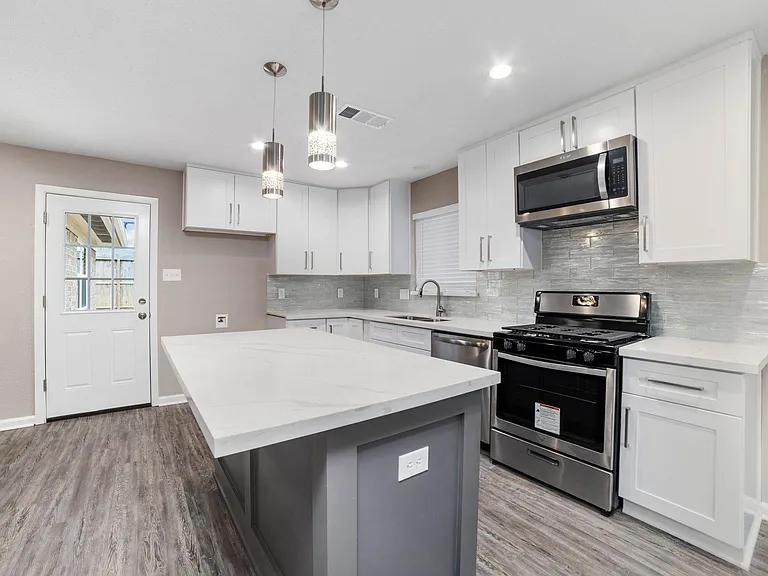 160 W Whitney St — Photo 7