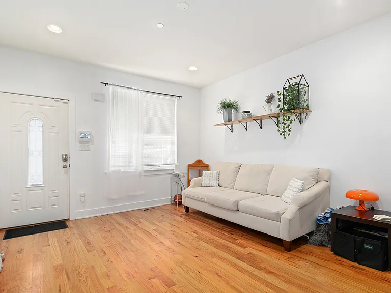 1822 Earp St — Photo 3
