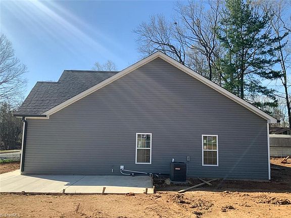 2nd image of 2802 Merryweather Rd