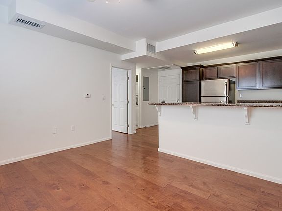 3rd image of 1033 University Ave APT 4