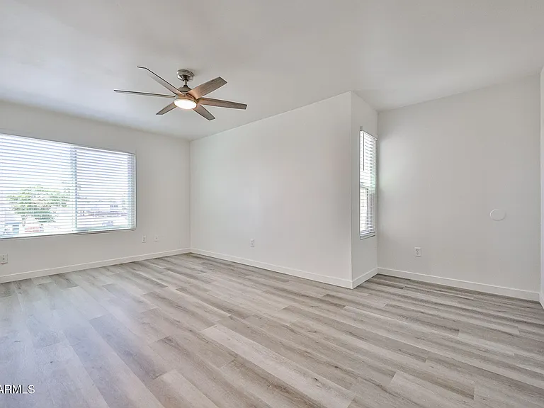 6024 W Golden Ln — Photo 7