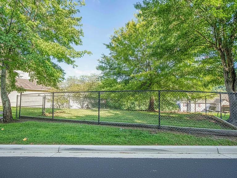 Hillside Place Apartments — Photo 8