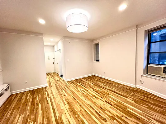 Rented by Salon Realty Corp | media 1