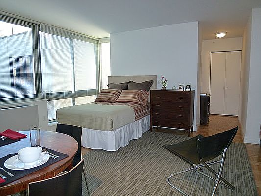 5th image of 1500 Lexington Ave APT 6Q
