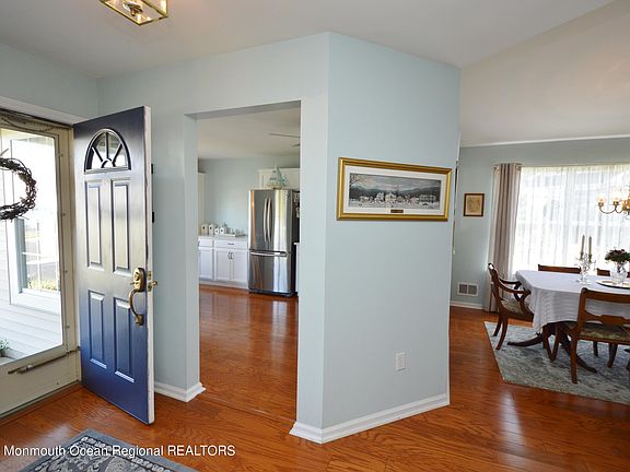4th image of 2477 Spring Hill Dr