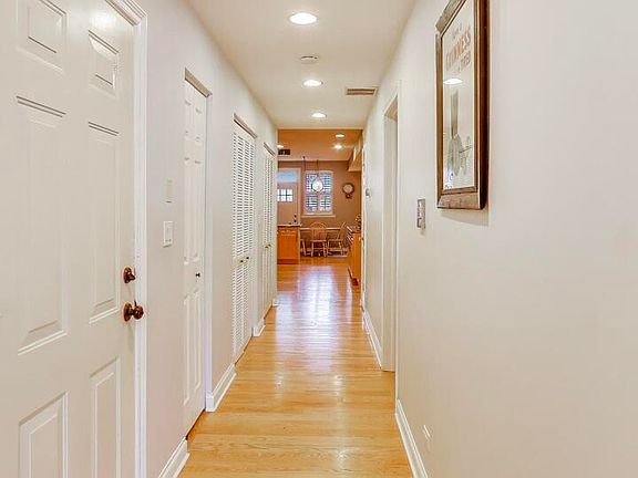 3rd image of 2537 N Hamlin Ave #1S