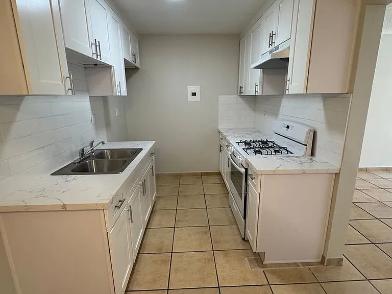 1622-1658 W Walnut St — Photo 1