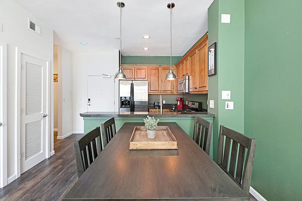 1 bed, 832 sqft, $4,300 — Photo 3