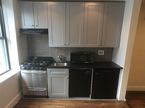 4th image of 422 E 14th St APT 4A