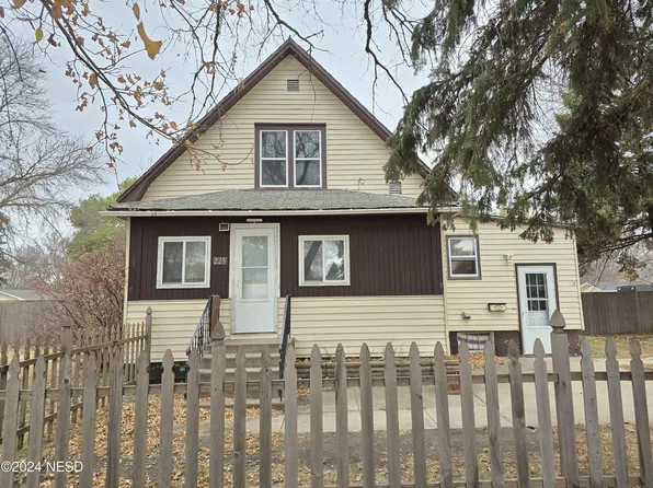 225 13th St SE, Watertown, SD 57201