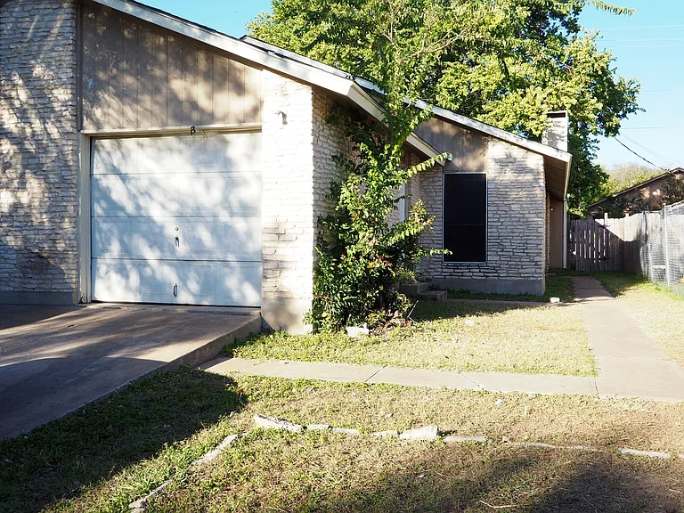 1012 Fieldwood Dr — Photo 2