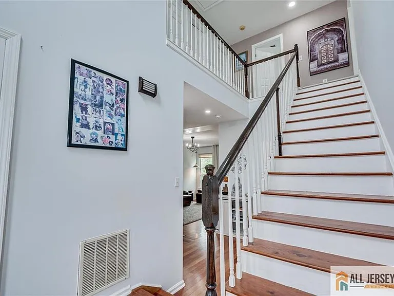 7 Stanford Dr — Photo 22