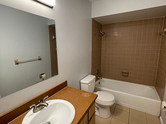 2nd image of 403 E Poinsettia St #403