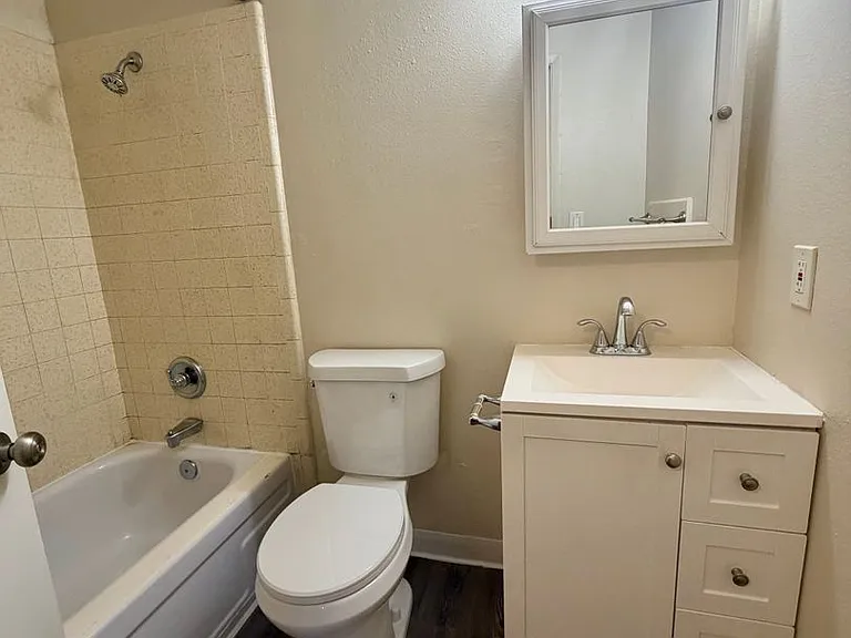 3260-3276 3306 Alexander Dr — Photo 9