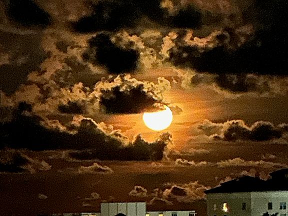 Another WOW moon. Words and photos just do not do it justice. It is what made me buy the apartment back in 2015 and what keeps my tenants coming back for more - oh yeah, and it's East Boca.