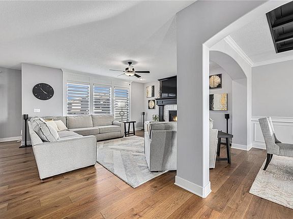 3rd image of 5823 Belmont Dr