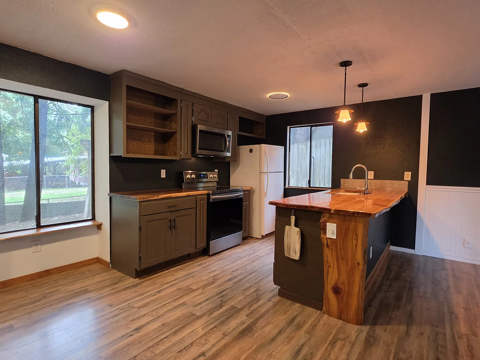 3 bed, 1065 sqft, $2,400 — Photo 2