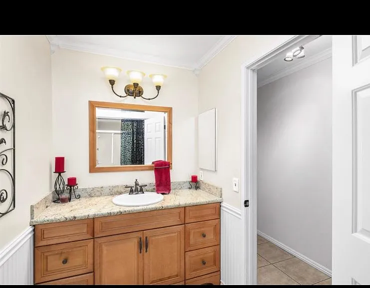 10894 Charing Cross Rd — Photo 7