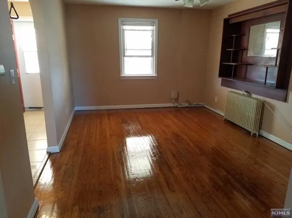 290 Market St #D, Elmwood Park, NJ 07407