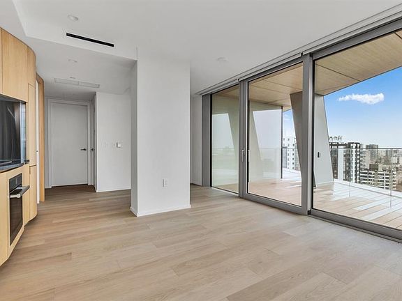 3rd image of 1568 Alberni St #220X