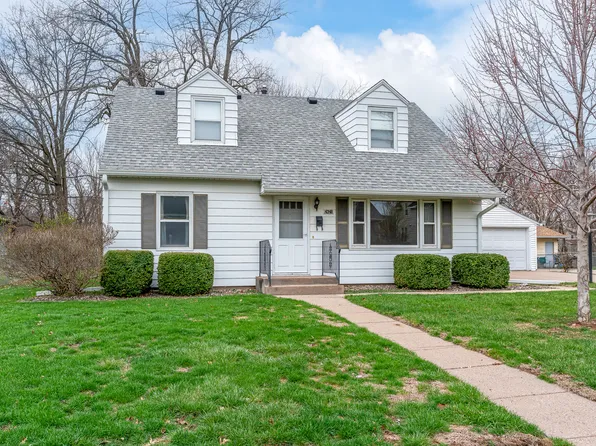 2421 4th St, Moline, IL 61265
