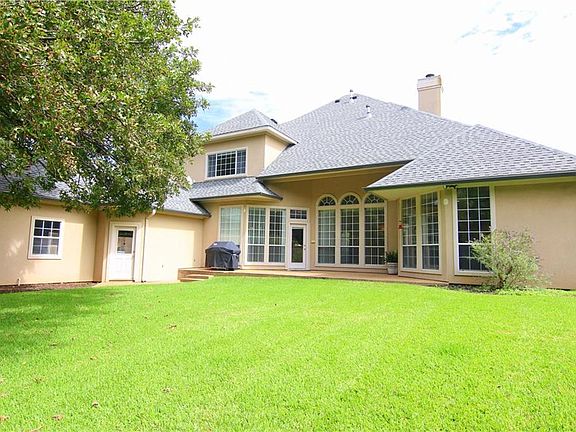 3rd image of 1012 Lake Forest Dr