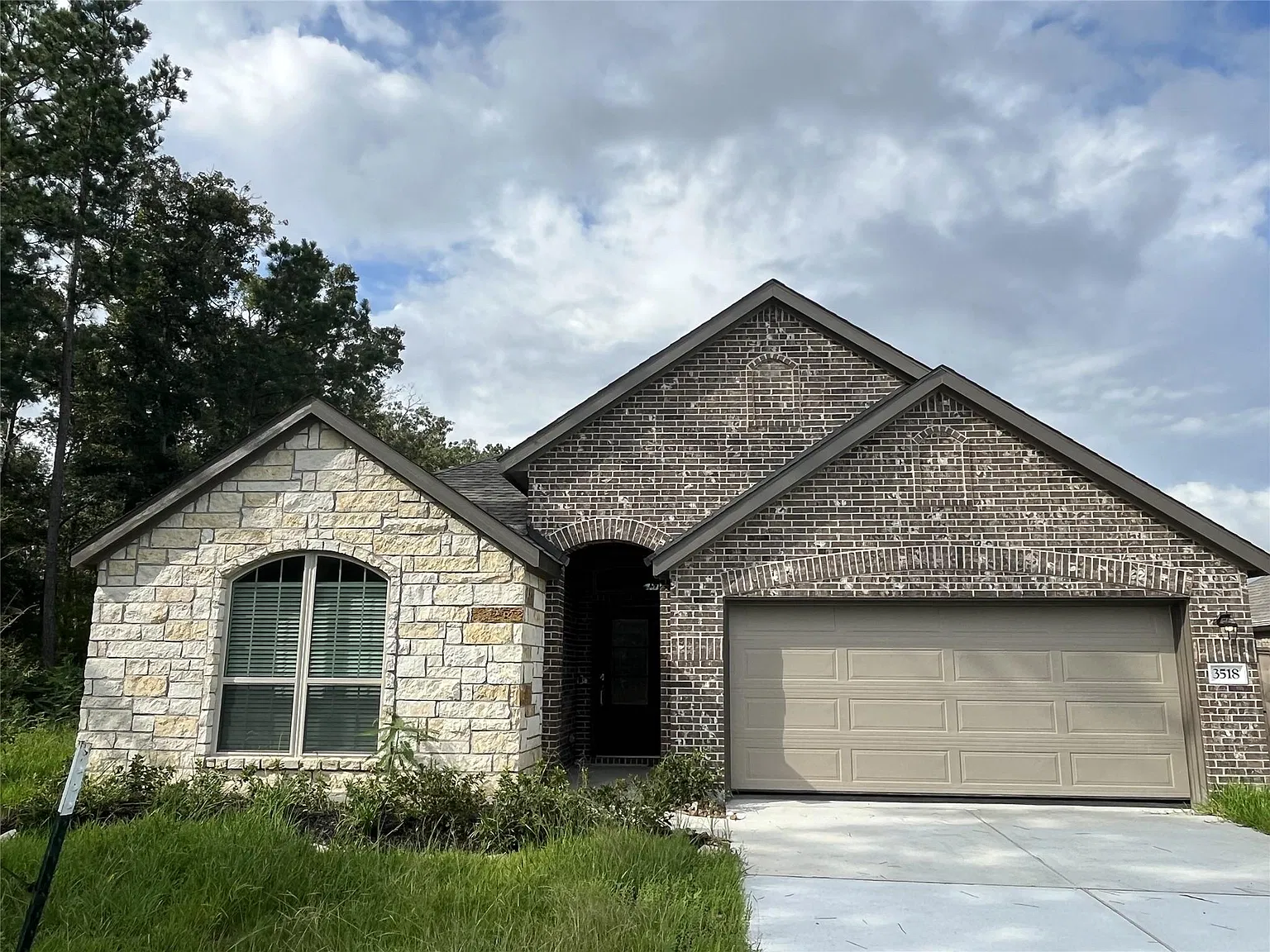 3 bed, 2.0 bath, 2086 sqft, $2,050 — Photo 1